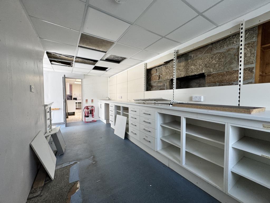 Lot: 40 - SHOP WITH FLAT ABOVE - Back Shop space